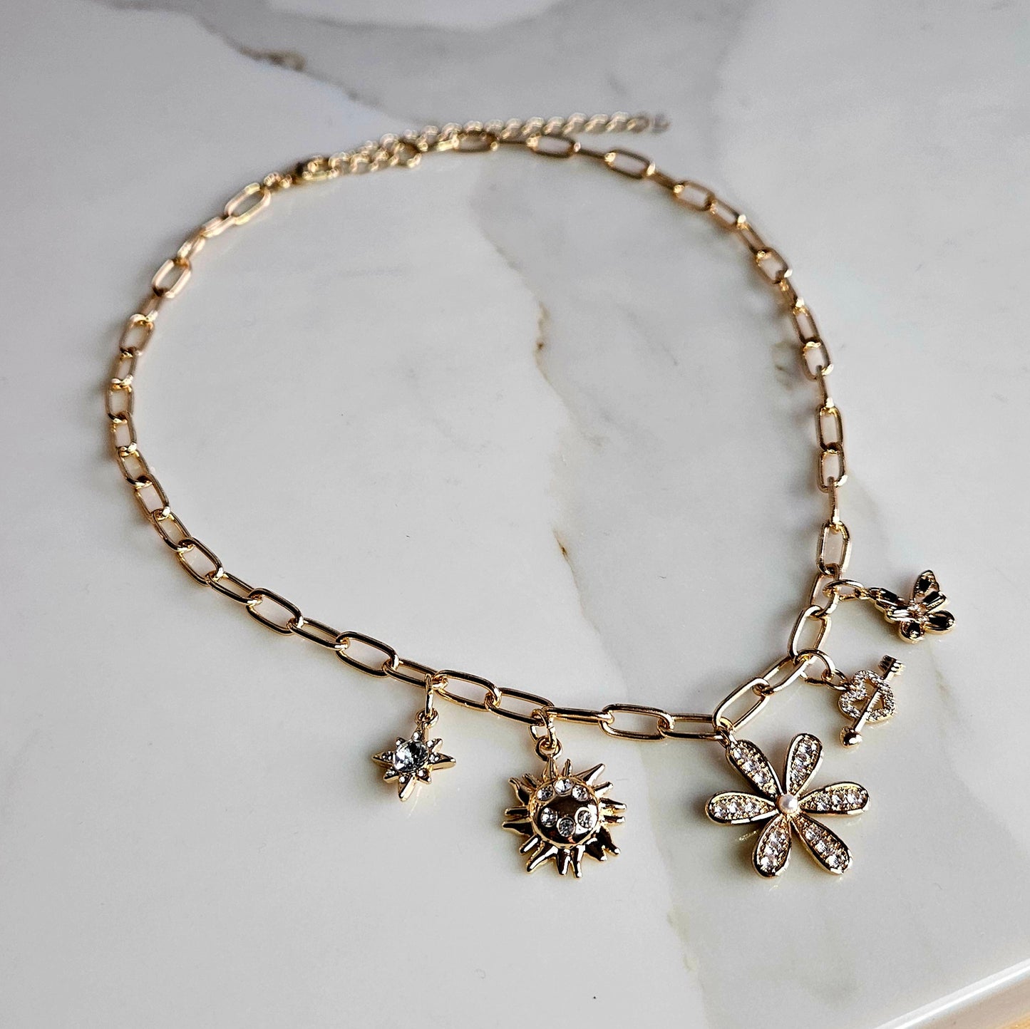 Chaîne Pendentifs Amulettes Brillantes Dorées - Piéce unique