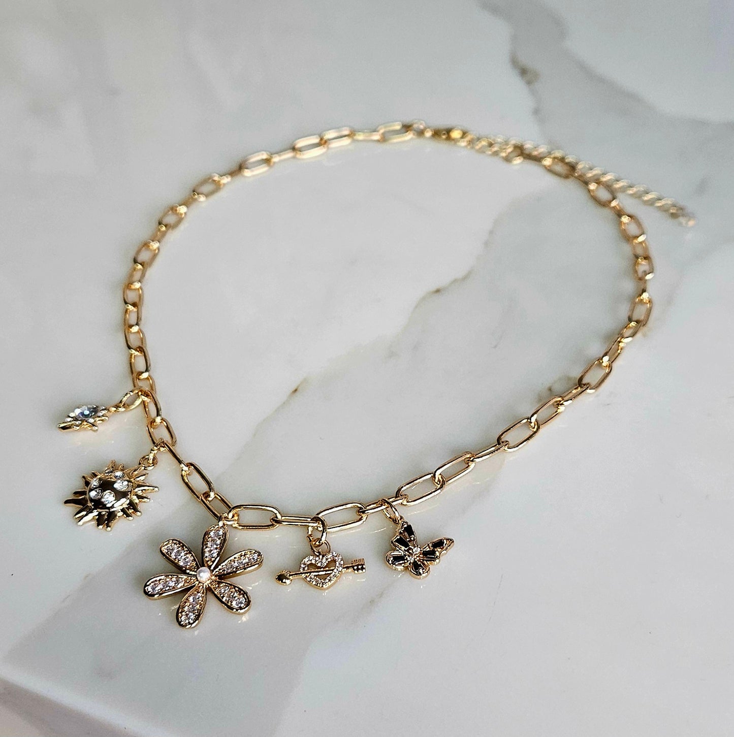 Chaîne Pendentifs Amulettes Brillantes Dorées - Piéce unique