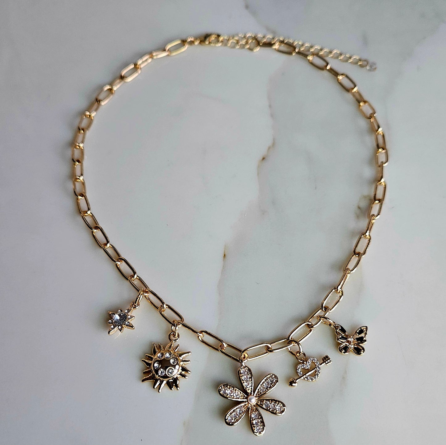 Chaîne Pendentifs Amulettes Brillantes Dorées - Piéce unique