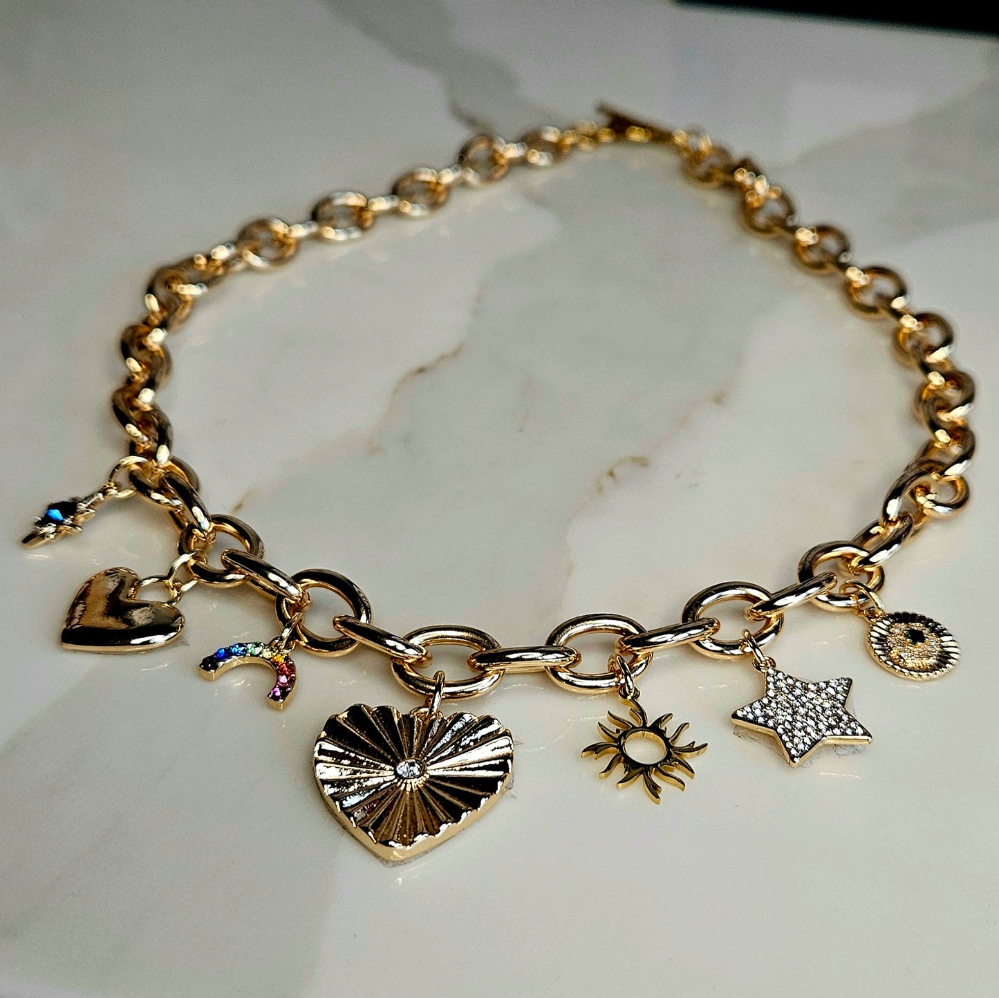 Collier Charm's "Univers Scintillant" Doré avec Fermoir Toggle - Pièce unique