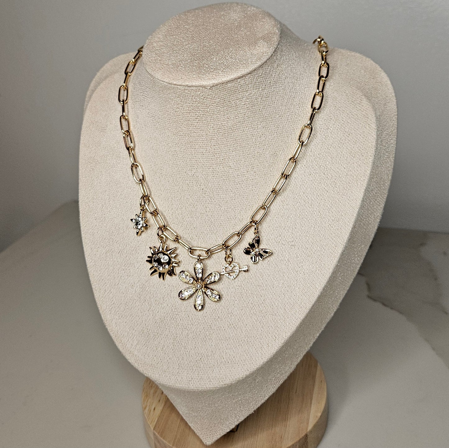 Chaîne Pendentifs Amulettes Brillantes Dorées - Piéce unique